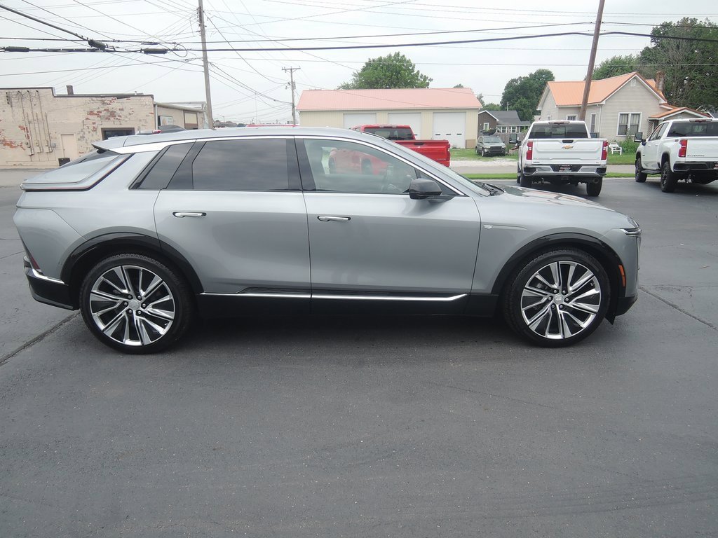 2024 Cadillac Lyriq Luxury photo 2