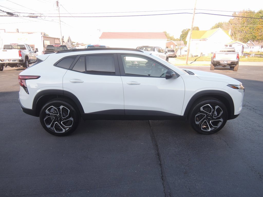 2025 Chevrolet Trax photo 2