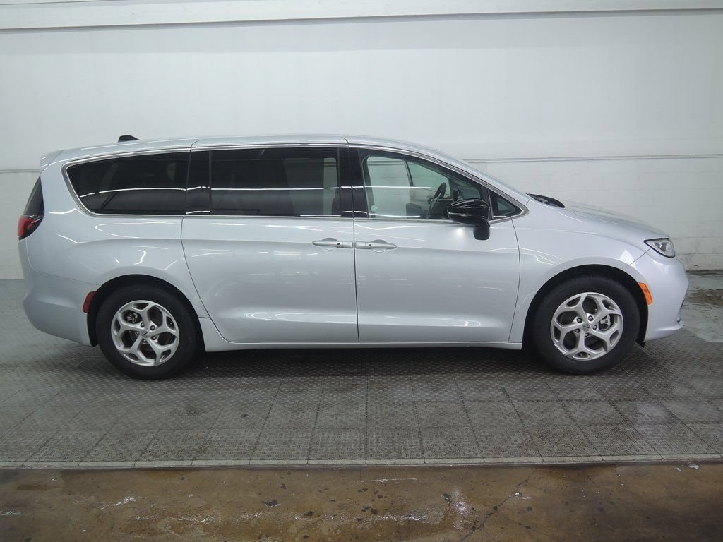 Used 2024 Chrysler Pacifica Limited