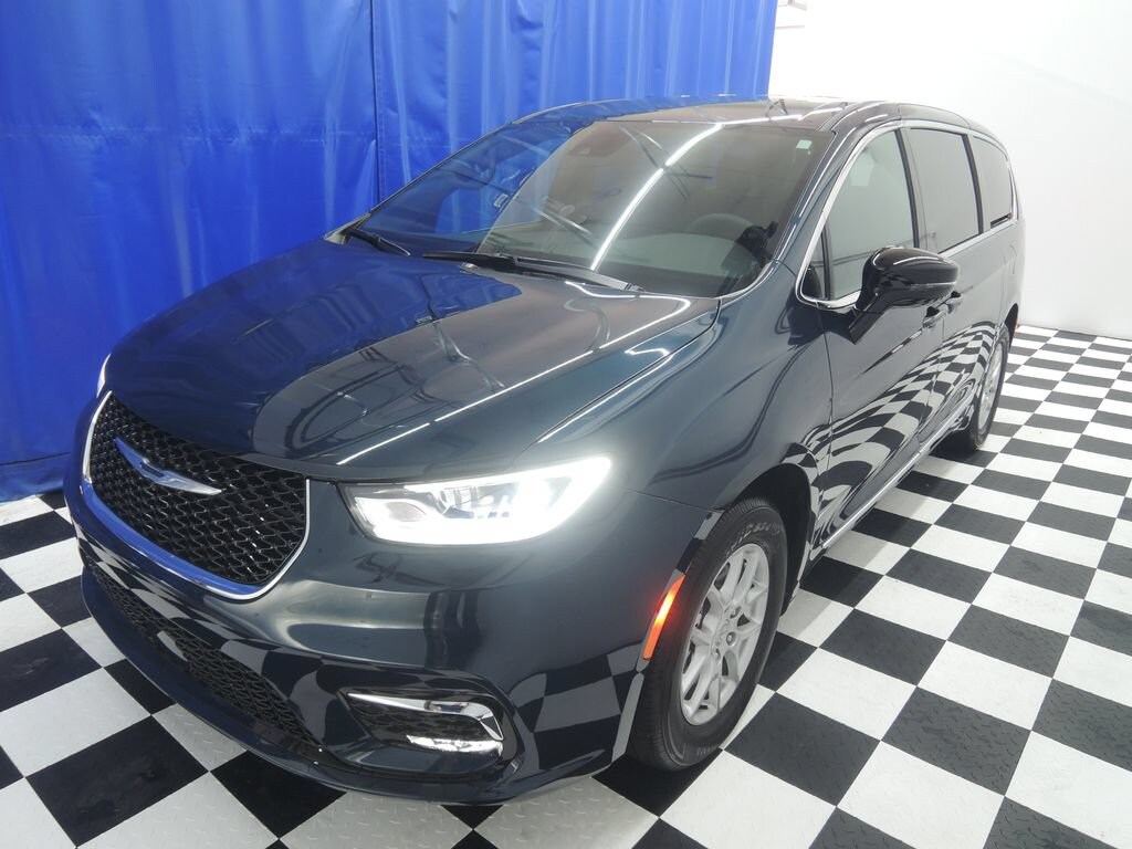 Used 2025 Chrysler Pacifica Select