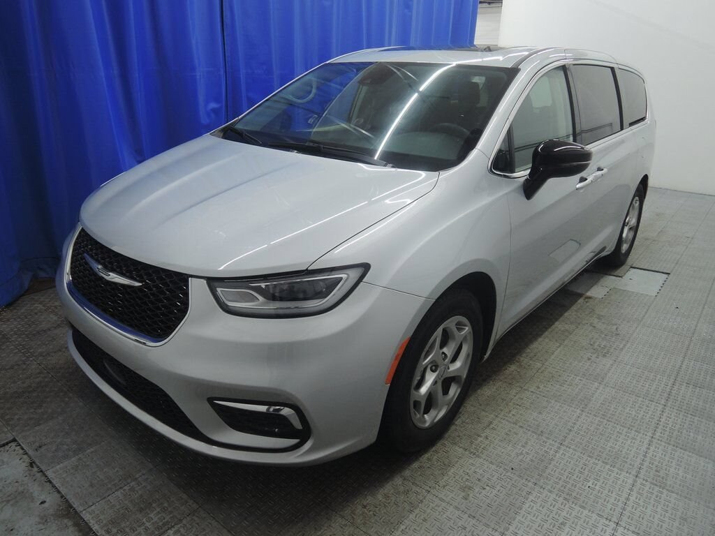 Used 2024 Chrysler Pacifica Limited
