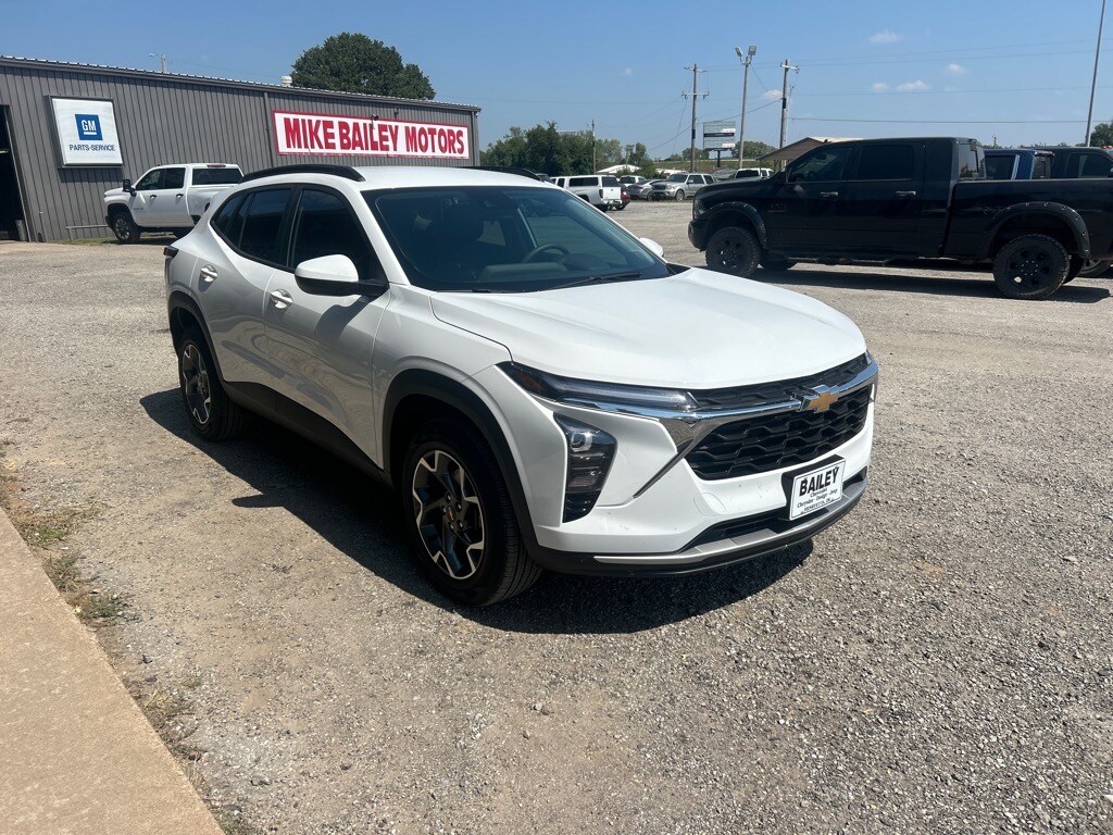 2026 Chevrolet Trax LT photo 2