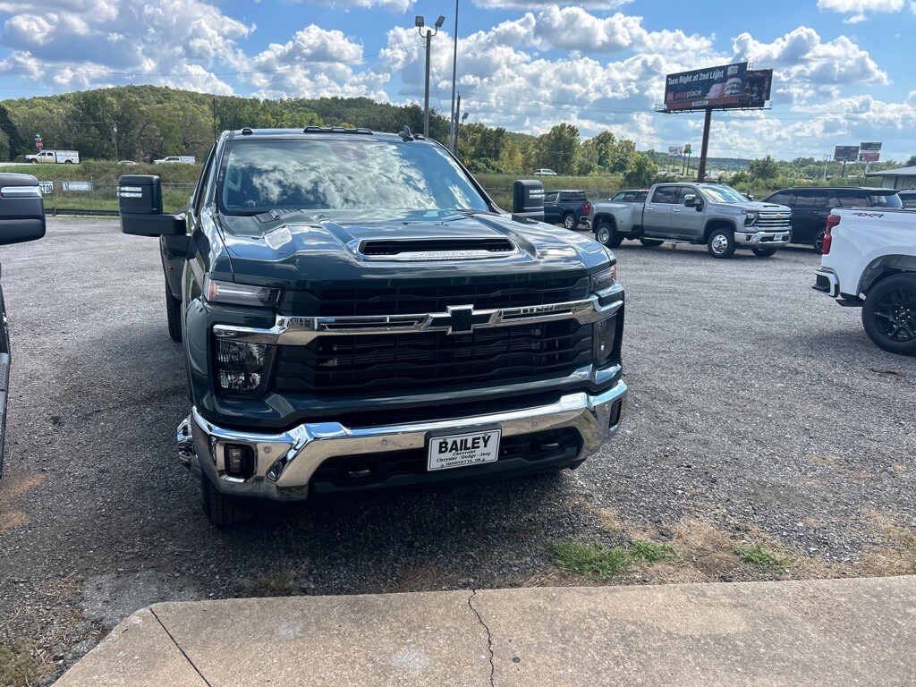 2026 Chevrolet Silverado 3500HD LT photo 2