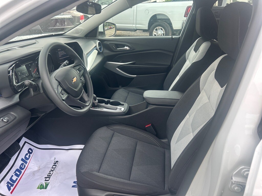 2025 Chevrolet Trax LS photo 2