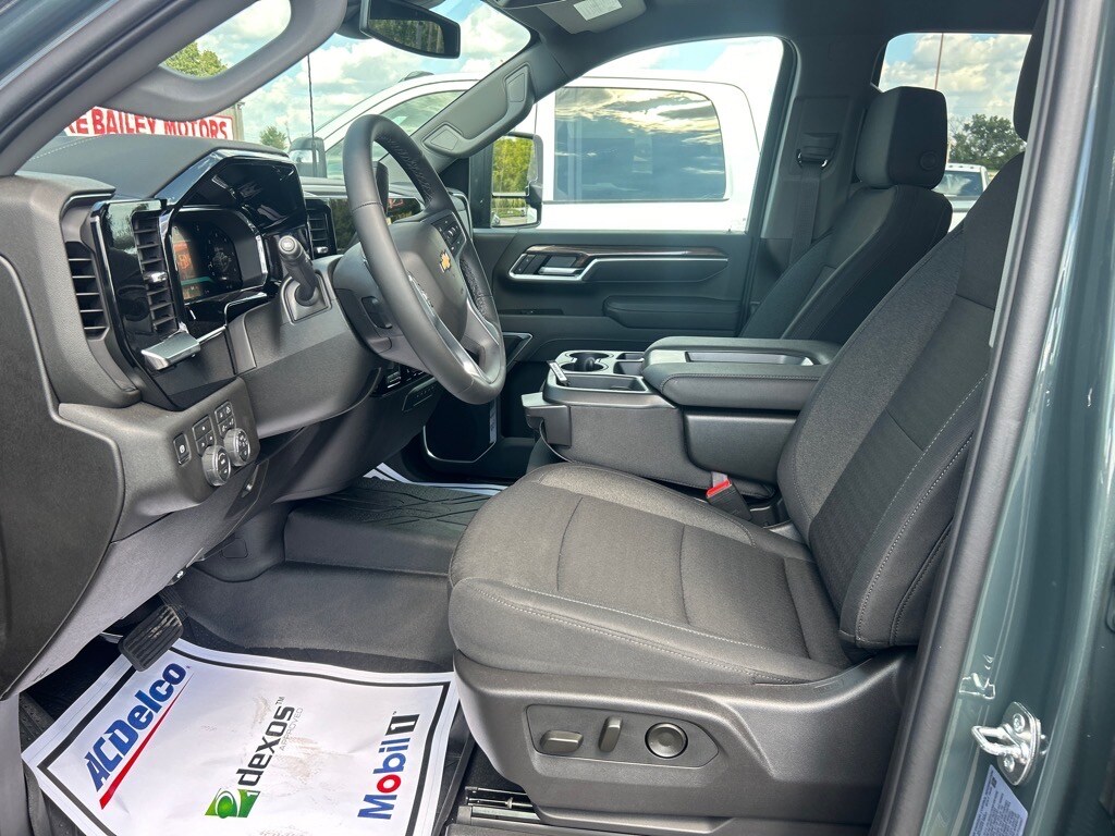 2026 Chevrolet Silverado 3500HD LT photo 4