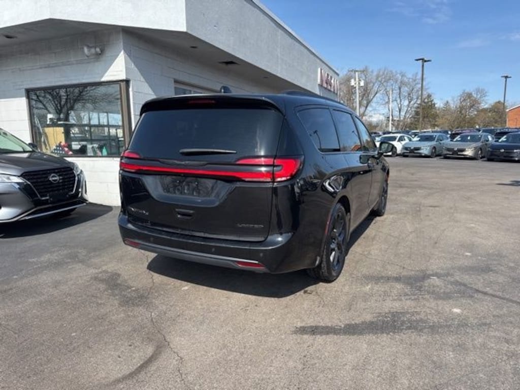 Used 2025 Chrysler Pacifica Limited Minivan/Van