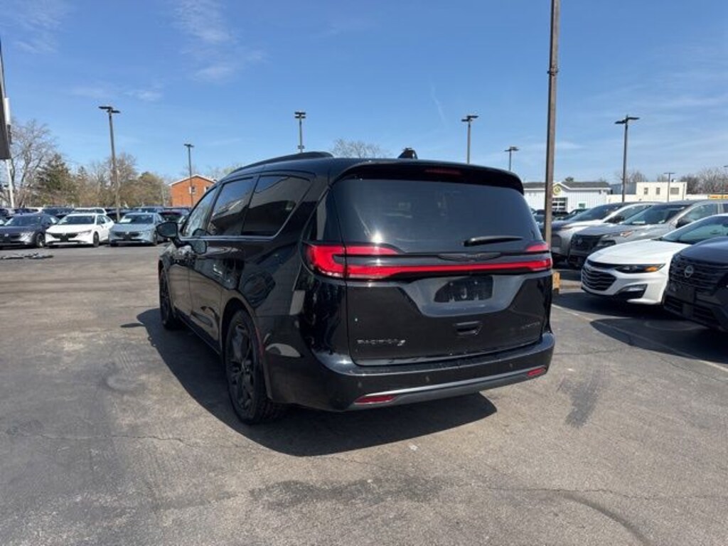 Used 2025 Chrysler Pacifica Limited Minivan/Van