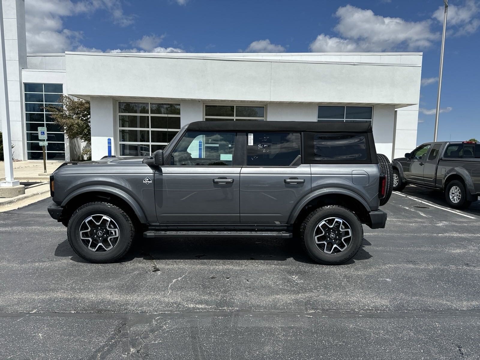 2024 Ford Bronco Outer Banks photo 3