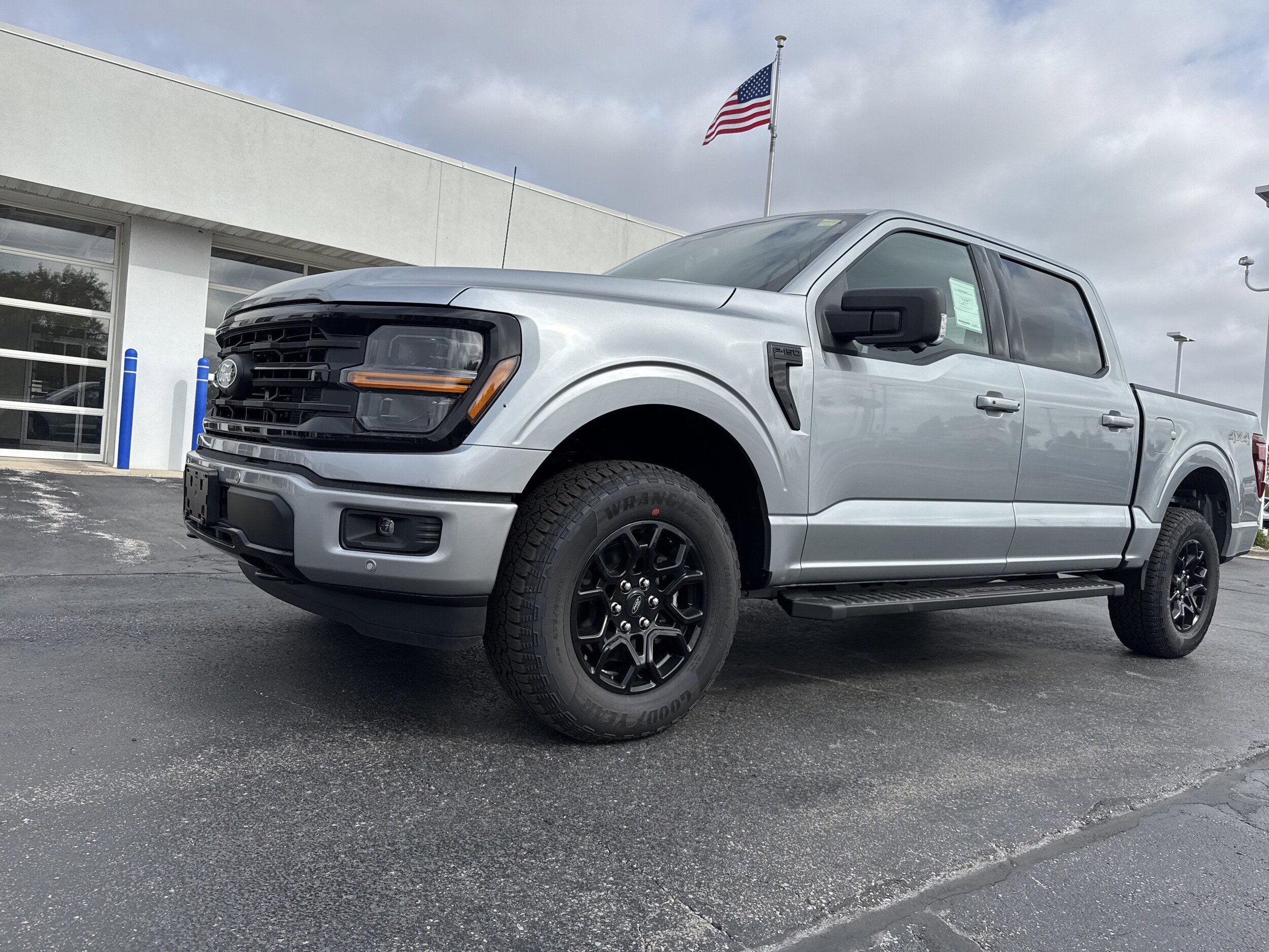 2025 Ford F-150 XLT photo 2