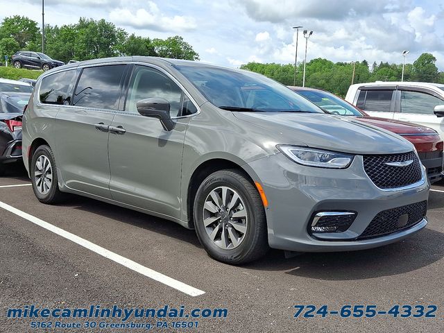 2022 Chrysler Pacifica Hybrid's photo