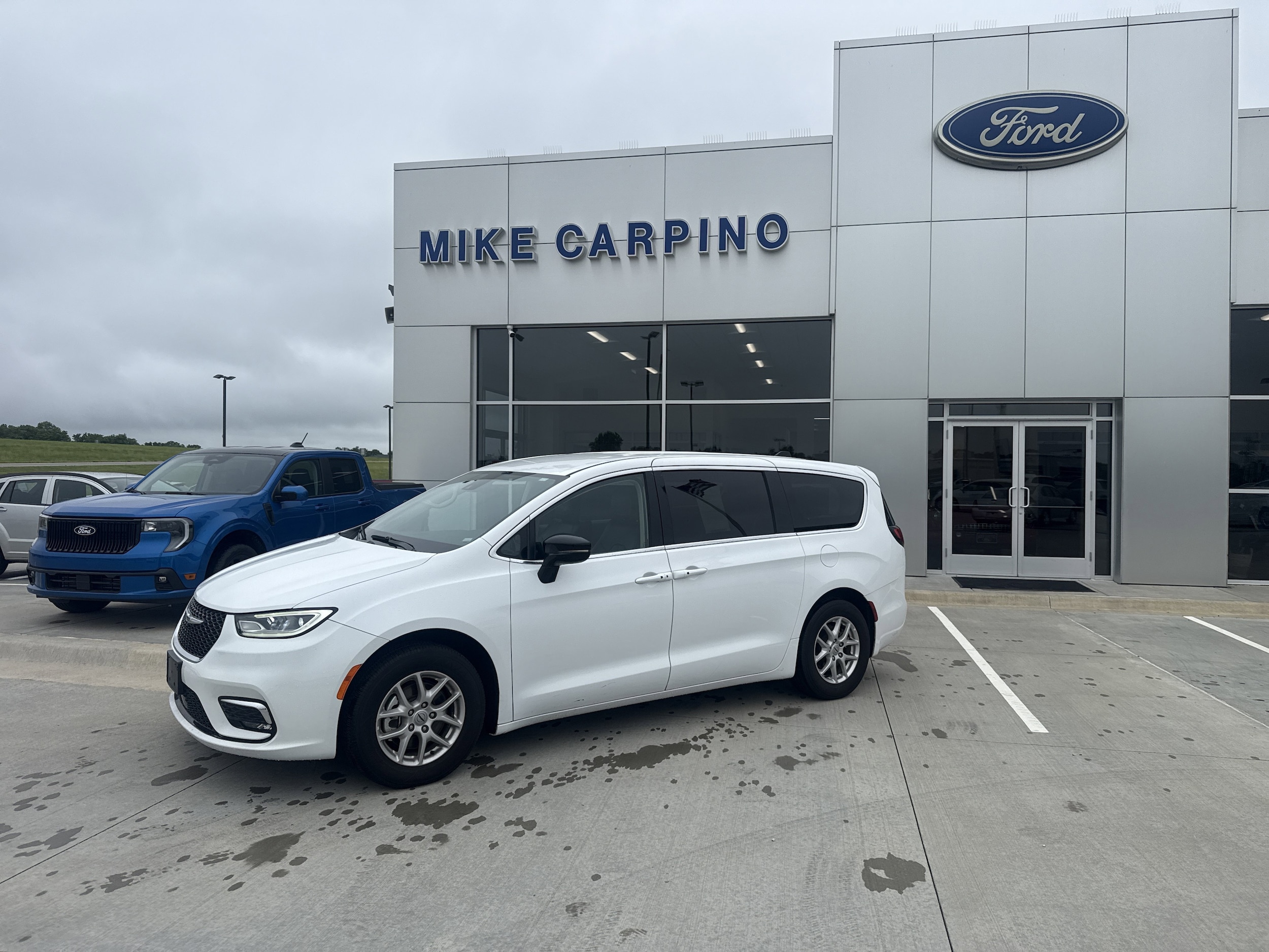 2024 Chrysler Pacifica Touring L's photo