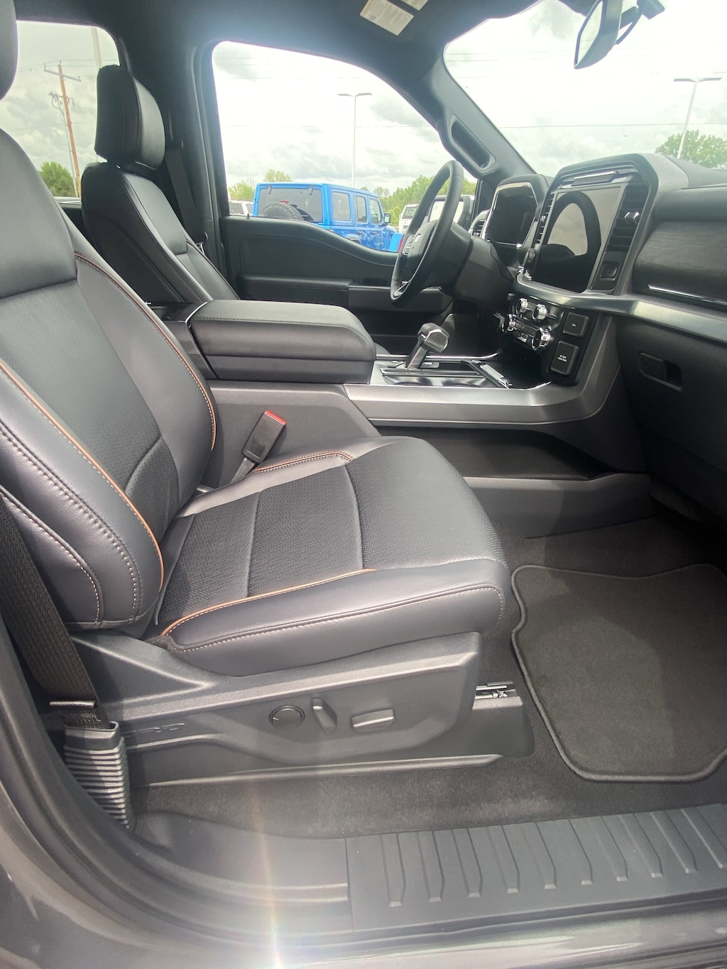 2025 Ford F-150 Lariat photo 2