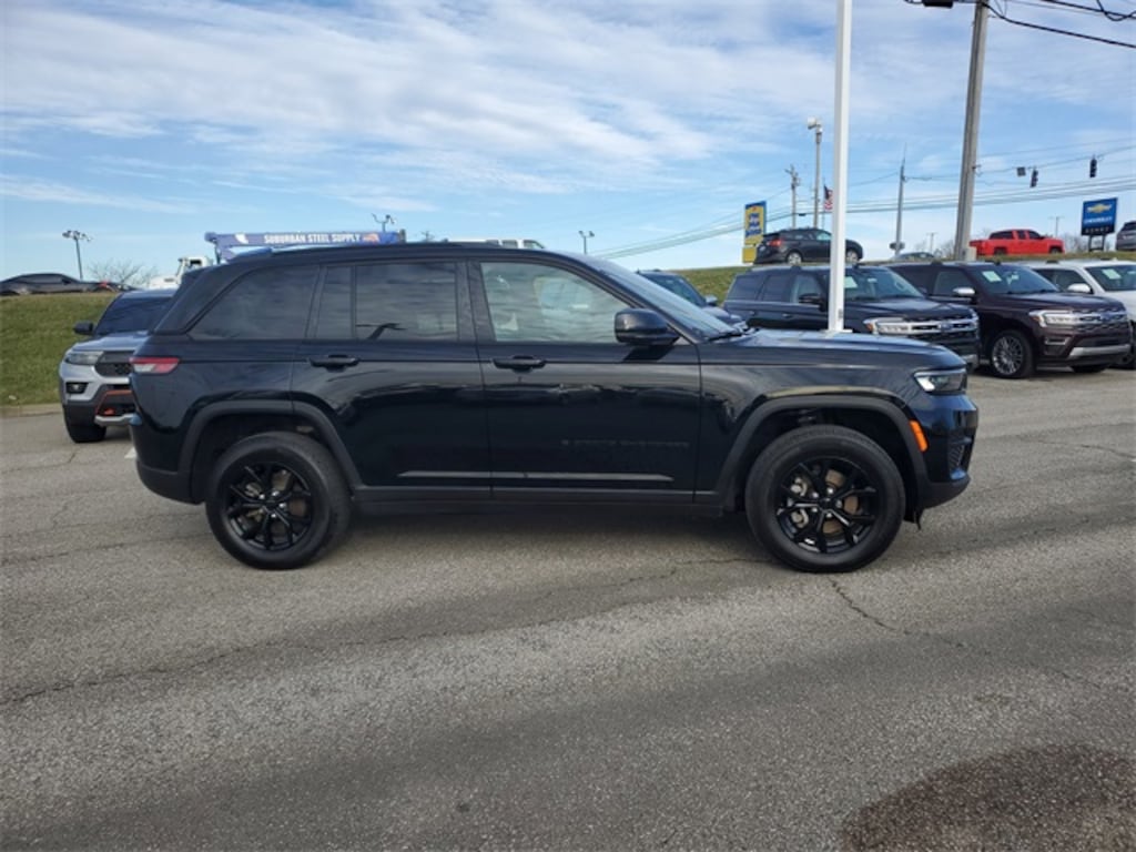 Used 2024 Jeep Grand Cherokee Laredo SUV