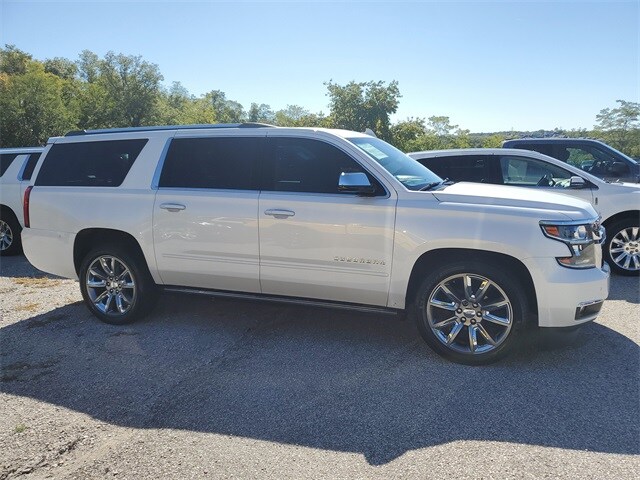 2017 Chevrolet Suburban Premier photo 3