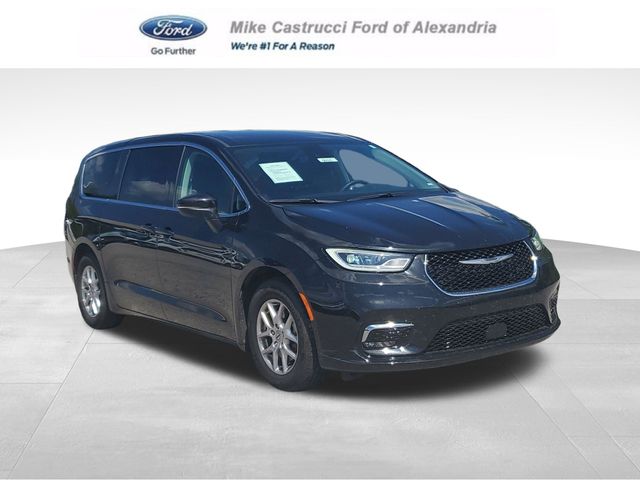 2023 Chrysler Pacifica Touring L's photo