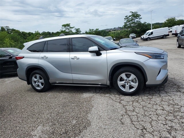 2021 Toyota Highlander LE photo 3
