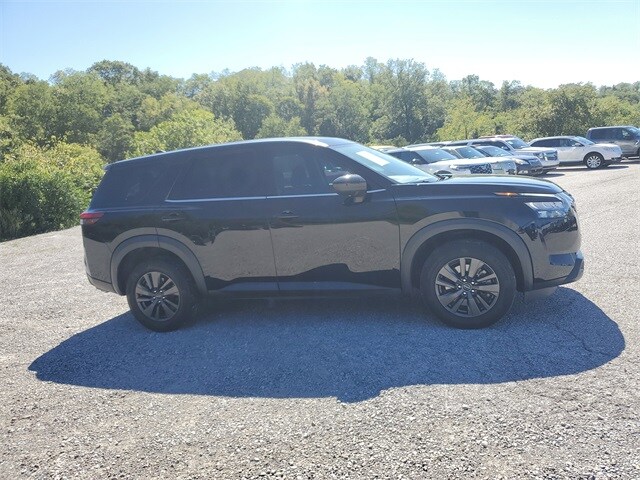 2023 Nissan Pathfinder S photo 2