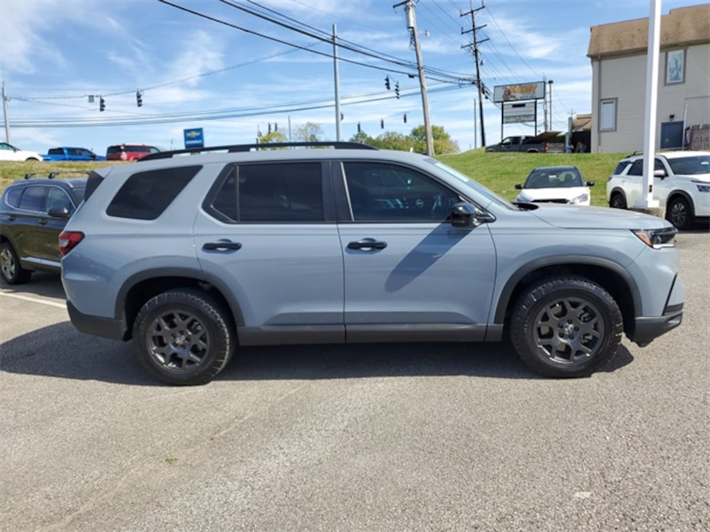 Used 2025 Honda Pilot TrailSport SUV