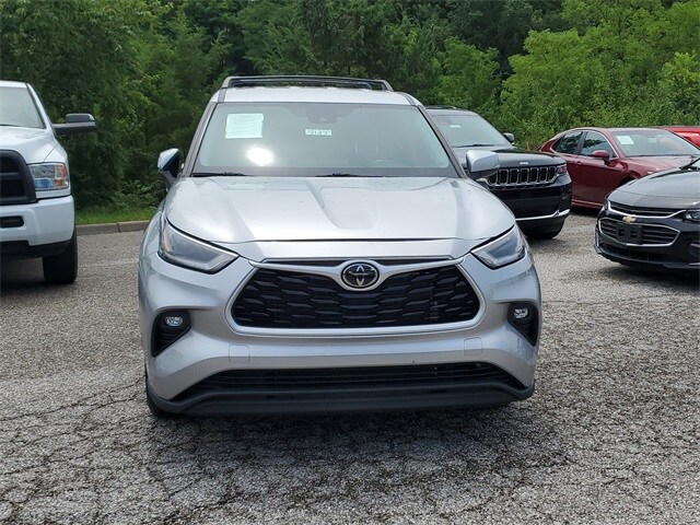 2021 Toyota Highlander LE photo 2