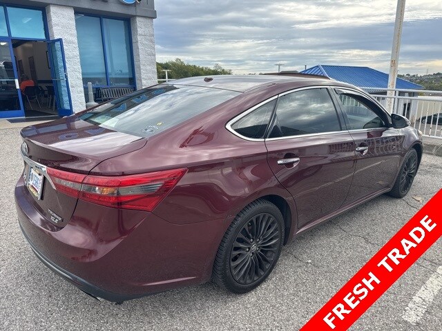 2016 Toyota Avalon XLE photo 2