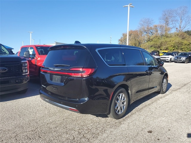 2024 Chrysler Pacifica Touring L photo 3