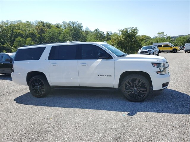 2019 Chevrolet Suburban LT photo 3