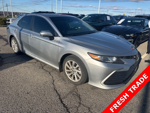 2023 Toyota Camry LE photo 3