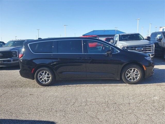 2024 Chrysler Pacifica Touring L photo 2