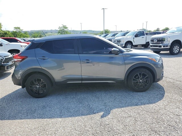 2020 Nissan Kicks SR photo 3