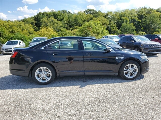 2016 Ford Taurus SE photo 2