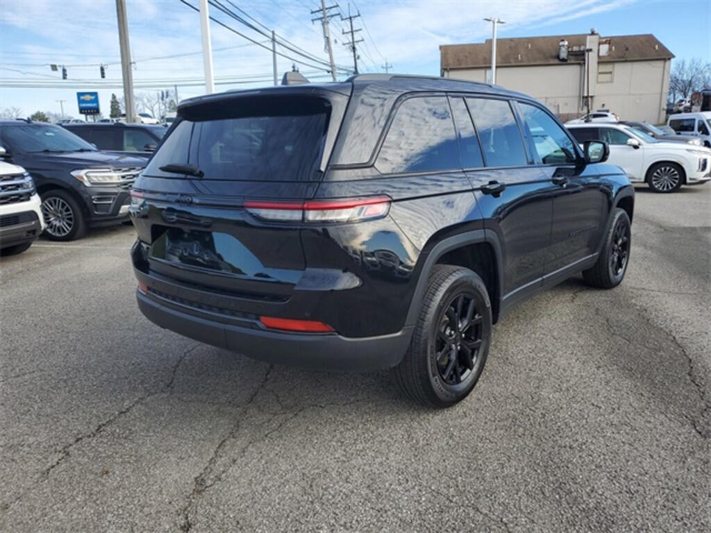 Used 2024 Jeep Grand Cherokee Laredo SUV