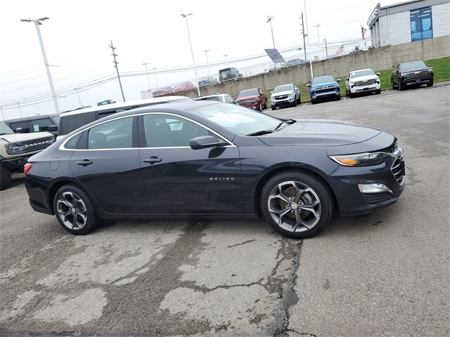 2023 Chevrolet Malibu 1LT photo 2