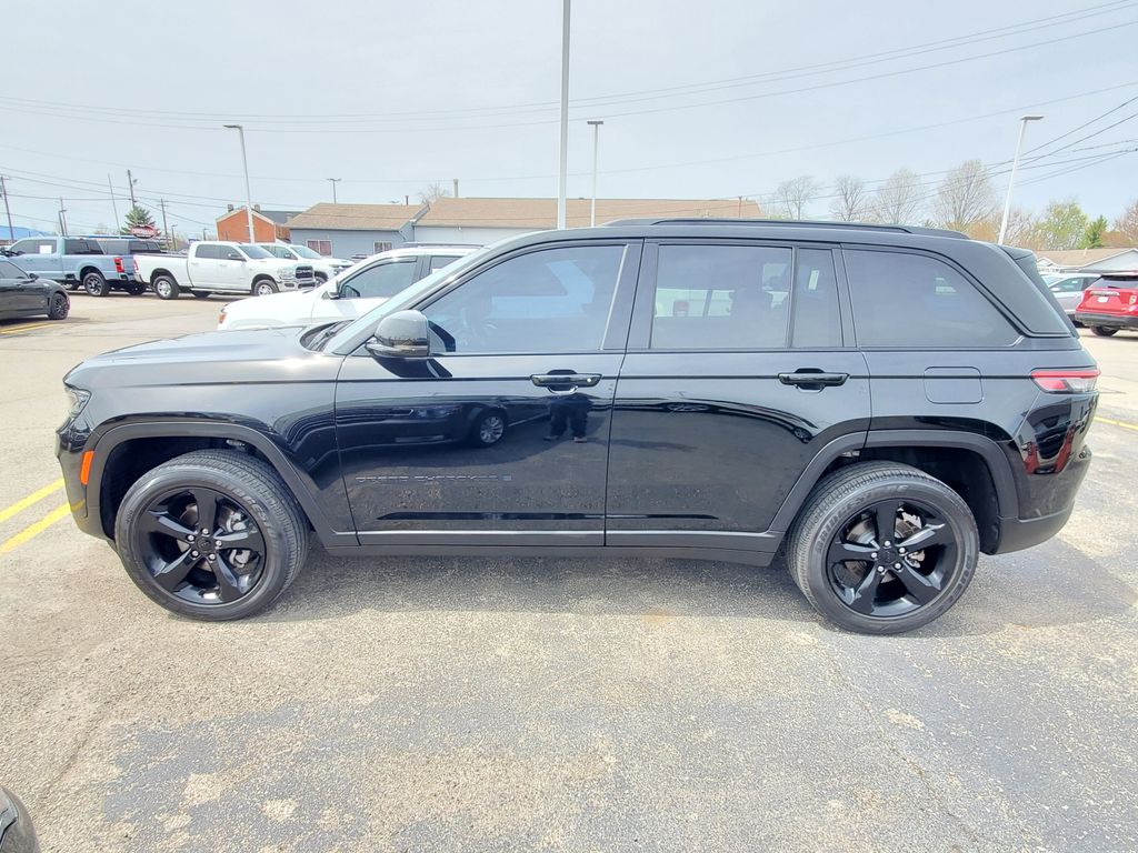 Used 2022 Jeep Grand Cherokee Altitude with VIN 1C4RJHAG4N8598925 for sale in Milford, OH