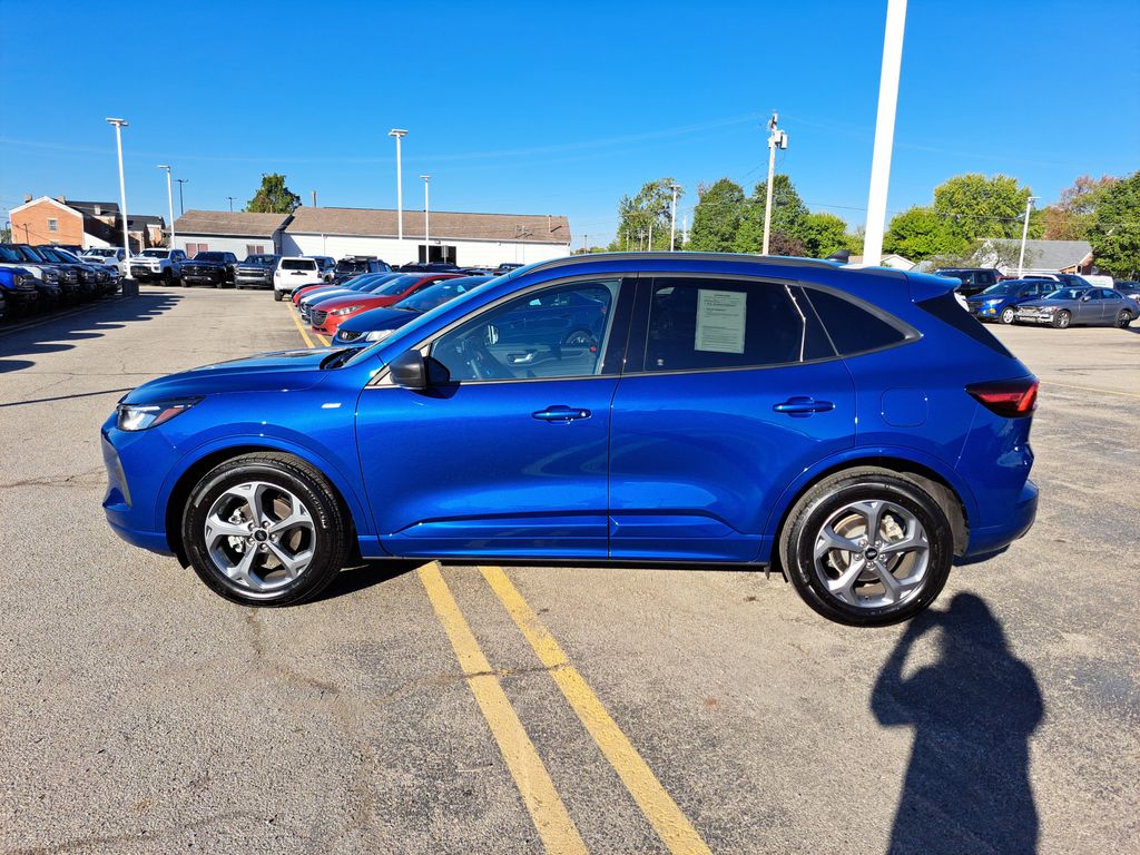 2023 Ford Escape ST-Line photo 2