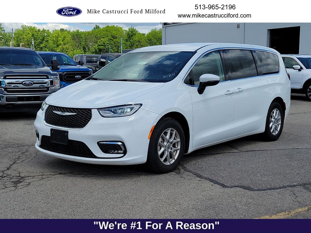 2023 Chrysler Pacifica Touring L's photo