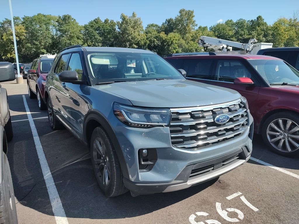 2025 Ford Explorer photo 2