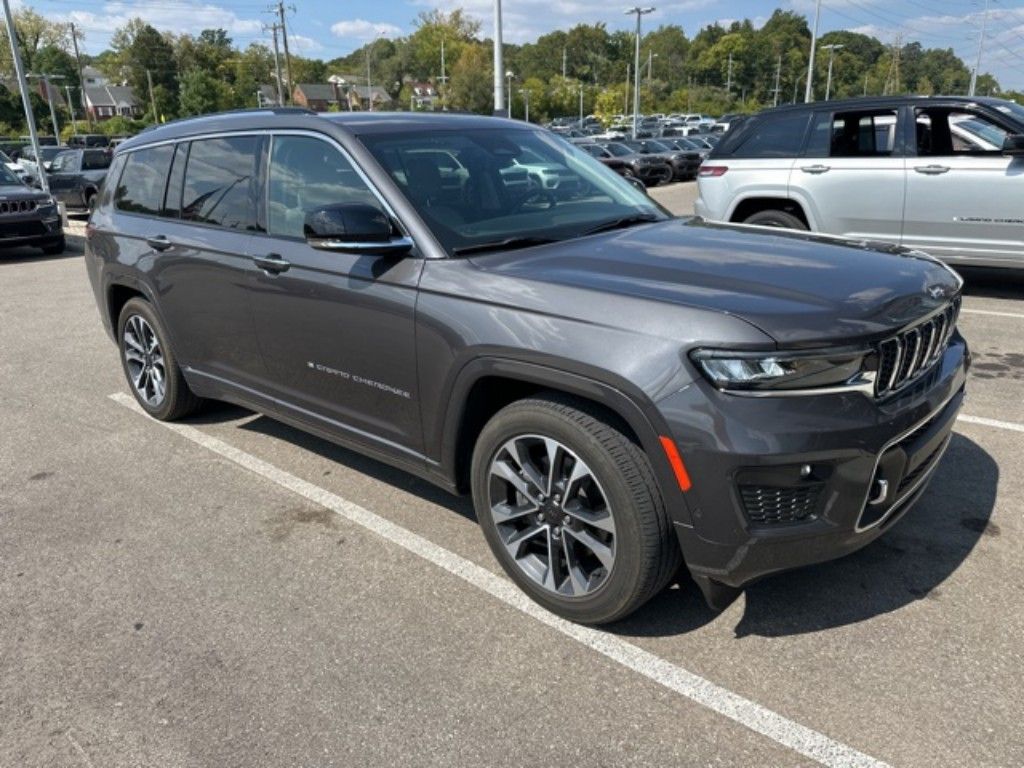 2022 Jeep Grand Cherokee Overland photo 2