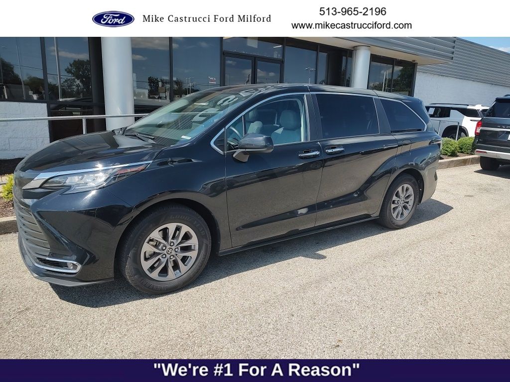 2022 Toyota Sienna XLE 8-Passenger Hybrid FWD's photo