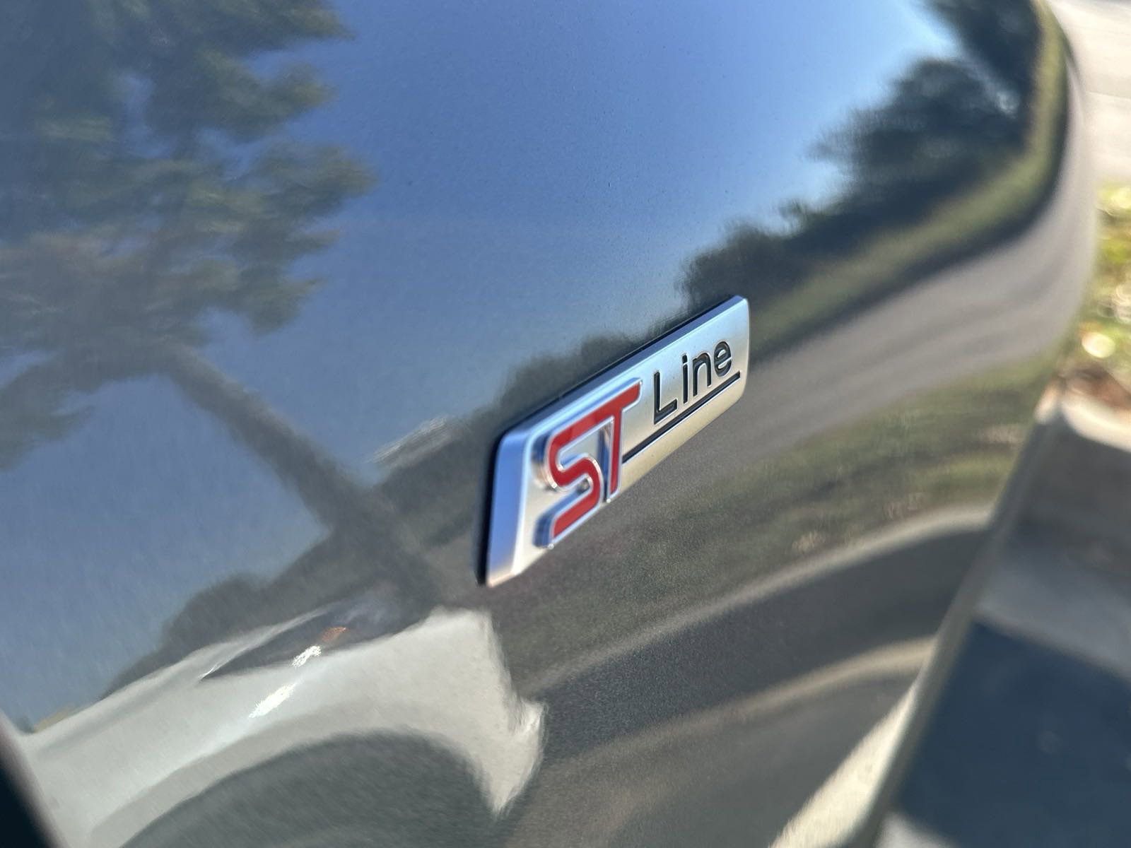 2025 Ford Escape ST-Line photo 4