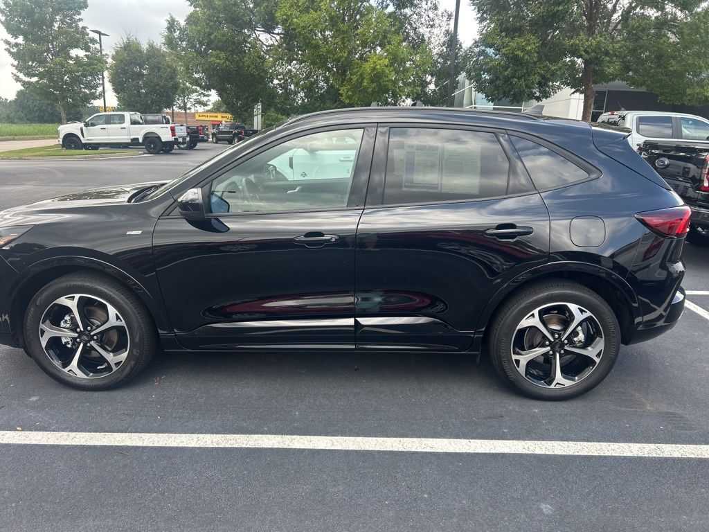 2023 Ford Escape ST-Line Select photo 2