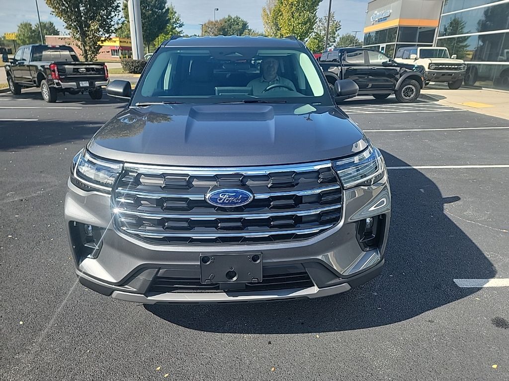 2025 Ford Explorer photo 2