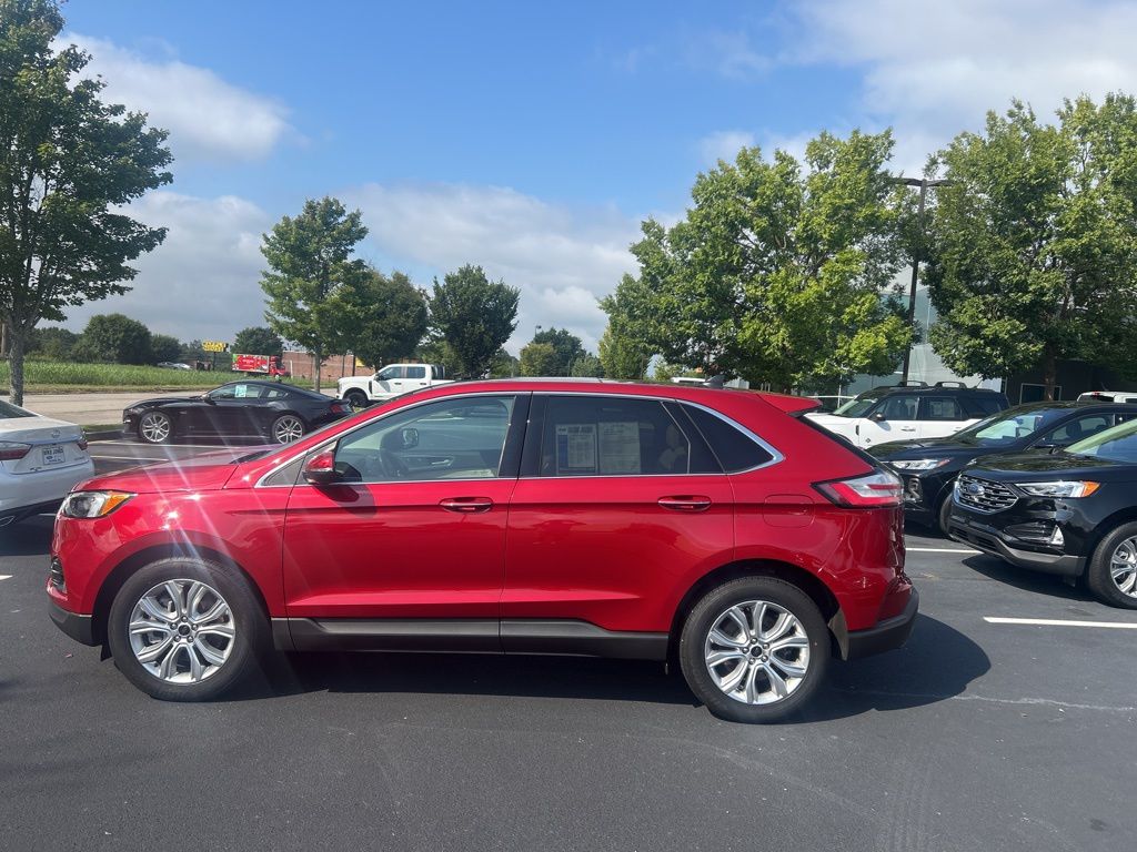 2024 Ford Edge Titanium photo 2