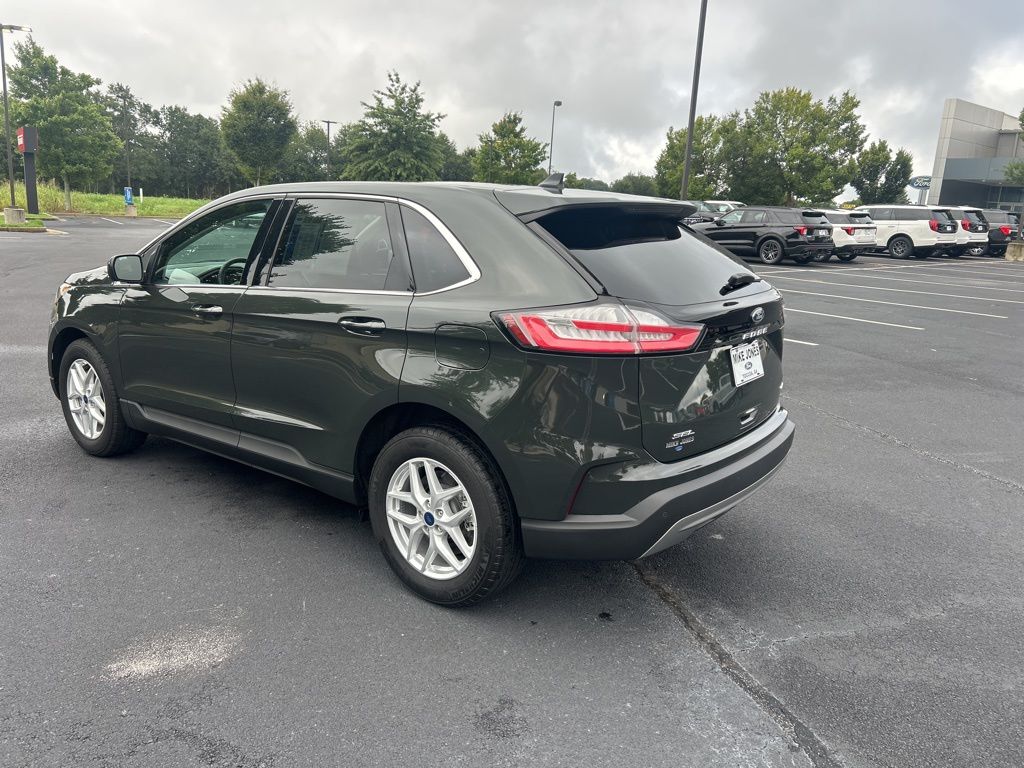 2022 Ford Edge SEL photo 2