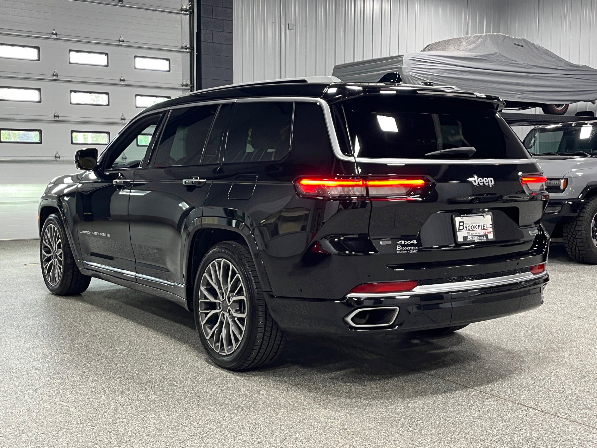 2023 Jeep Grand Cherokee L Summit Reserve photo 2