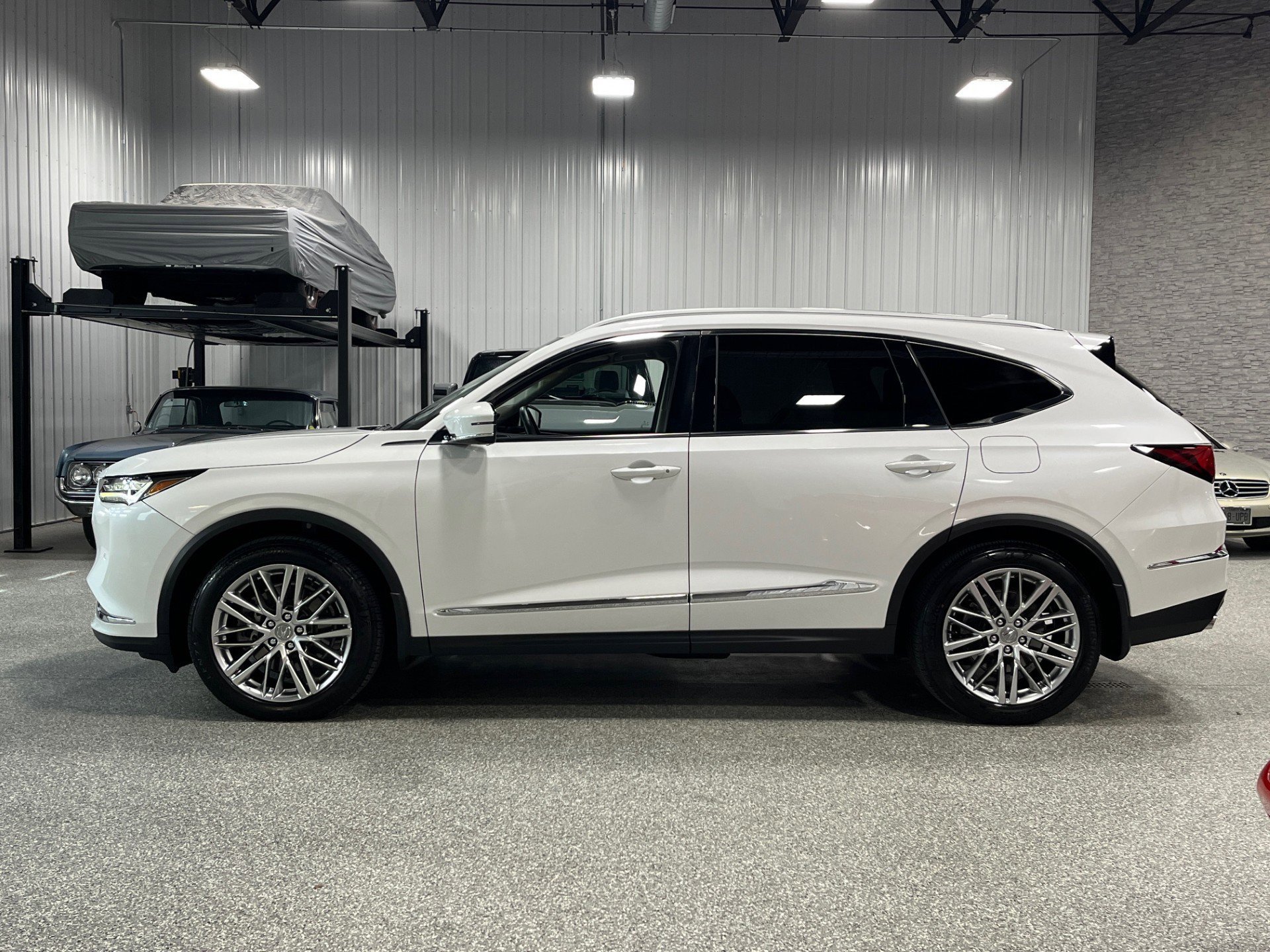 2023 Acura MDX SH-AWD Advance photo 2