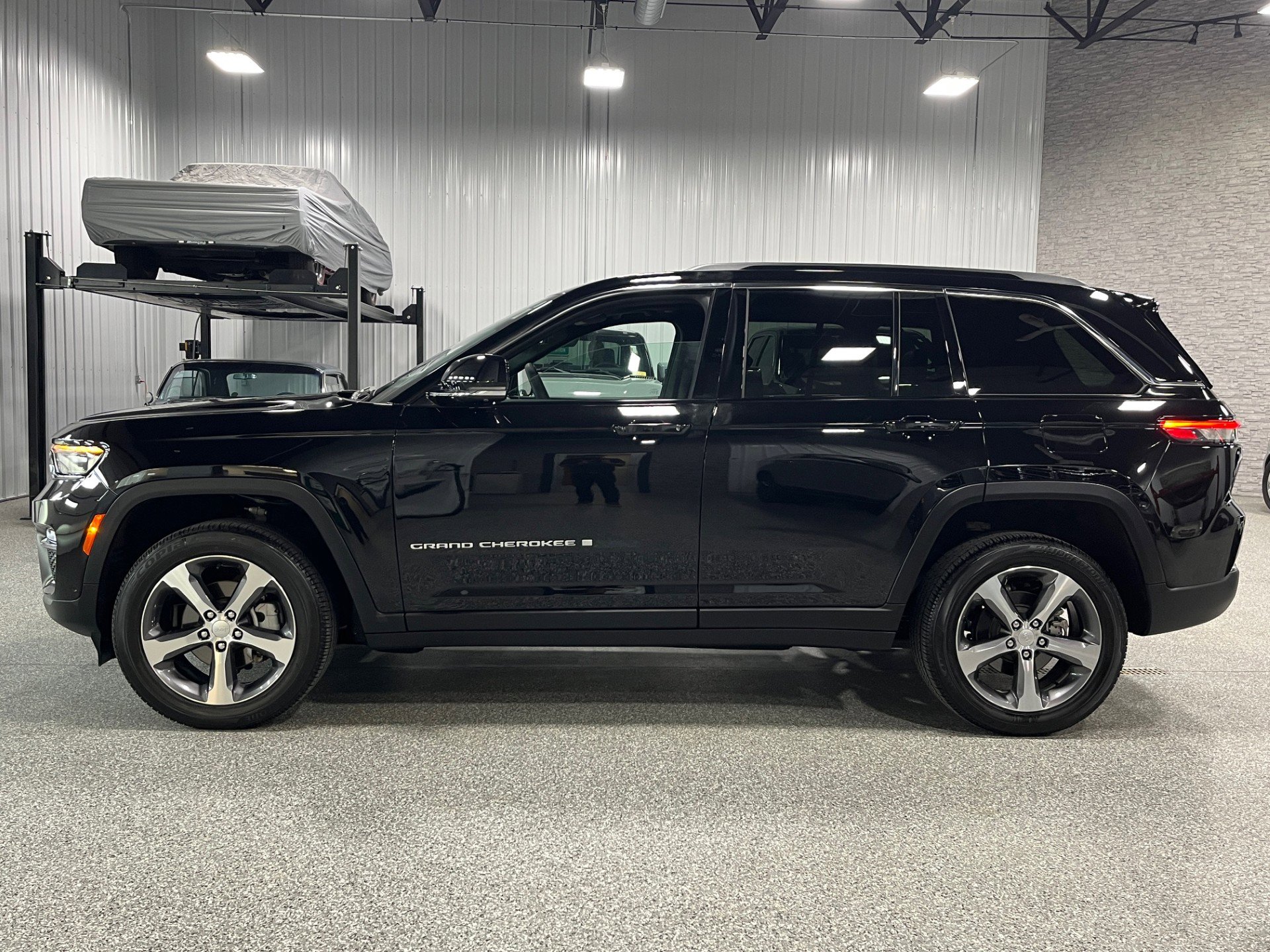 Used 2024 Jeep Grand Cherokee Limited with VIN 1C4RJHBG0RC128148 for sale in Brookfield, WI