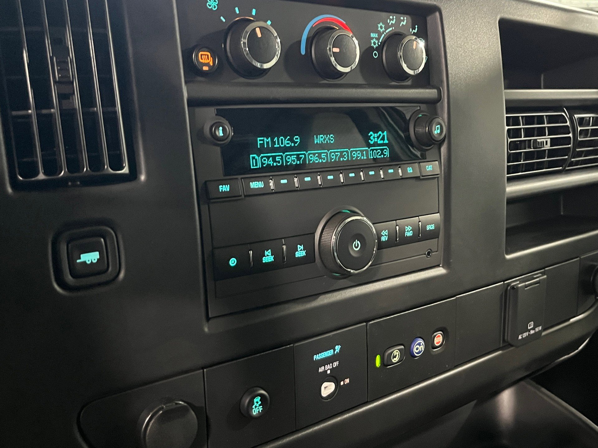 2025 GMC Savana Cargo Work Van - Photo 14