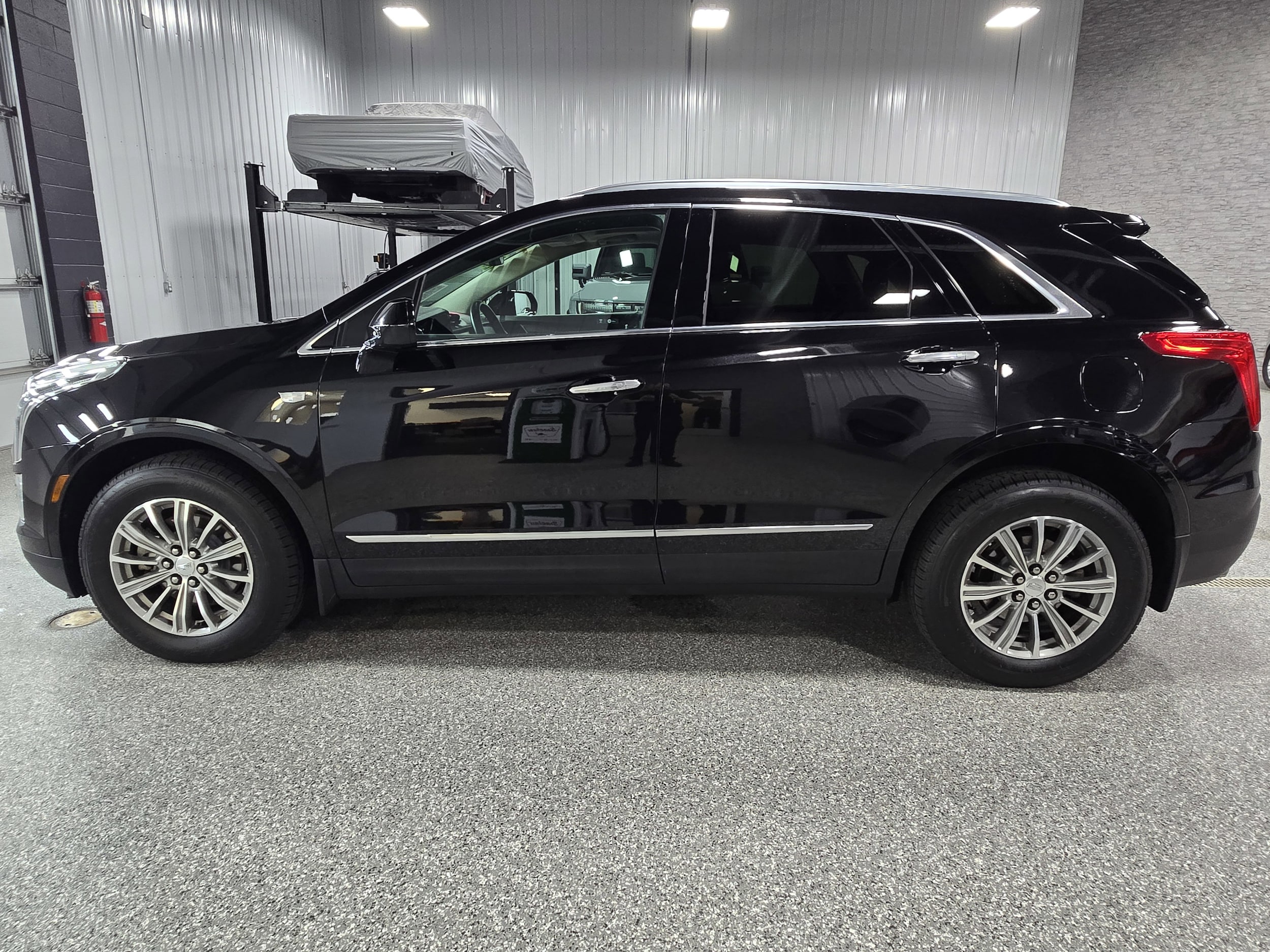 Used 2017 Cadillac XT5 Luxury with VIN 1GYKNDRS9HZ171787 for sale in Brookfield, WI