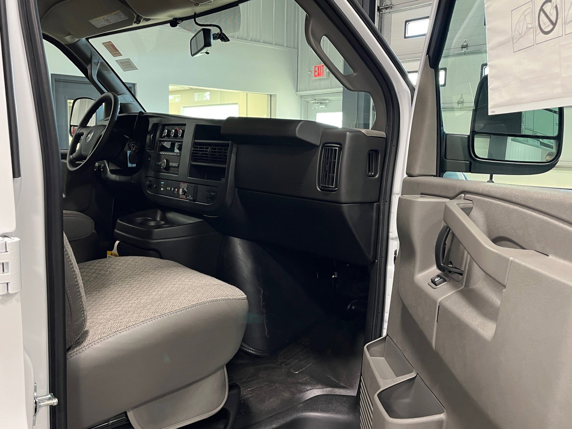 2025 GMC Savana Cargo Work Van - Photo 7