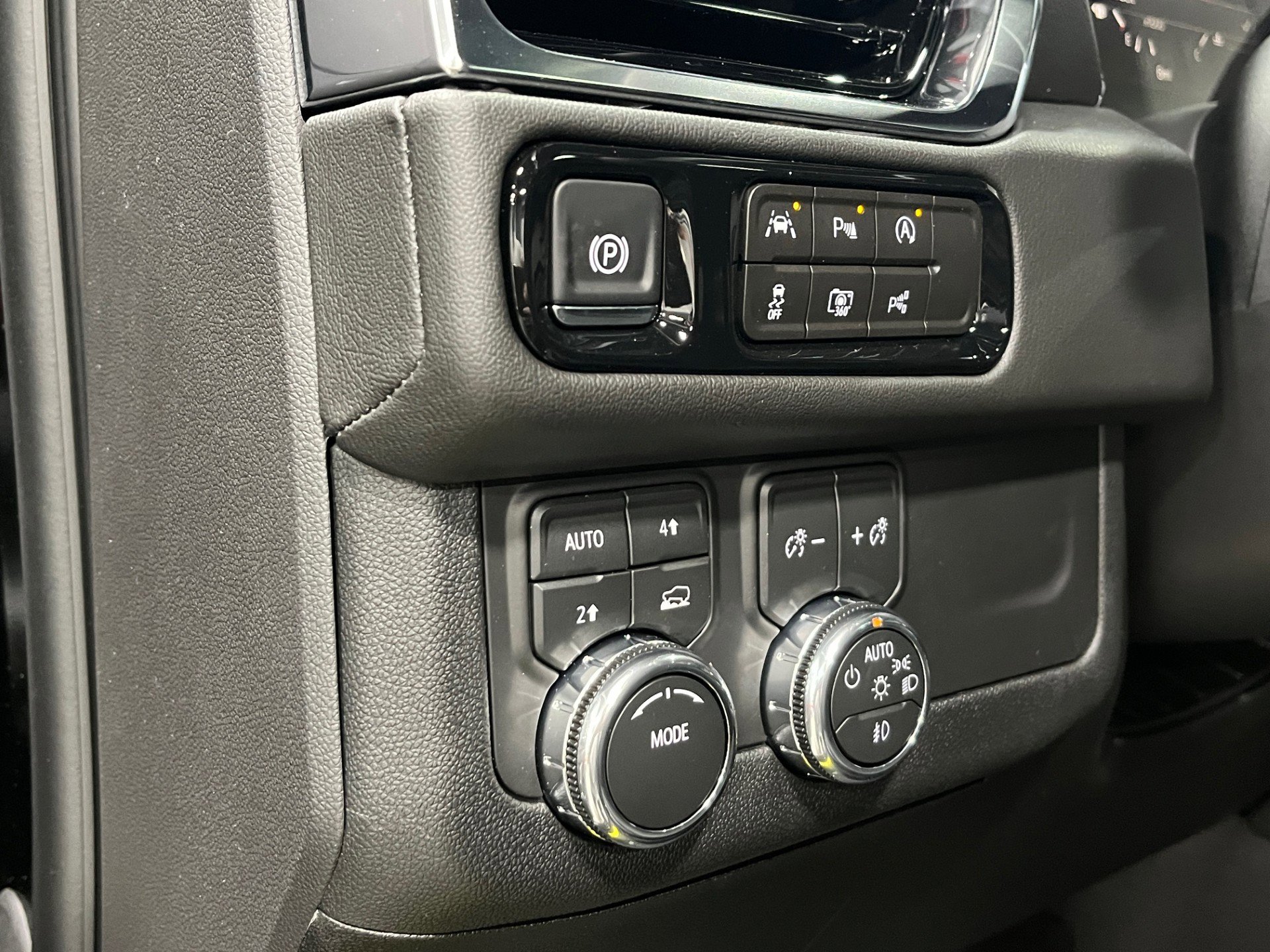 2026 GMC Yukon XL Denali - Photo 14